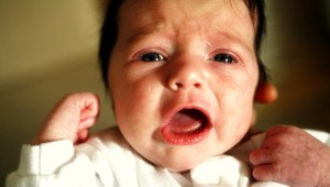 Nechala dieťa v aute a odišla do banky. Vraj len na chvíľku