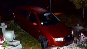 Kuriózna nehoda. Vodič prerazil plot cintorína a skončil s autom na hrobe