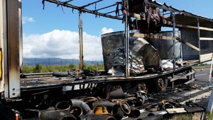 Požiar na severnej diaľnici D1, plamene pohltili náves kamióna plný plechov