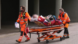 36-ročného pilčíka zasiahol padajúci konár, do akcie letel aj záchranársky vrtuľník