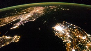 KĽDR v noci pohltila tma. Svetlo nie je esenciou spoločnosti, bráni sa režim