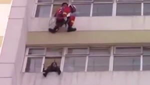 VIDEO: Hasič skopol z okna samovrahyňu