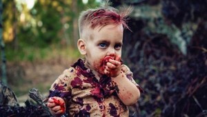 Matka šokovala zombie fotkami svojho syna: Prečo mu TO spravila?