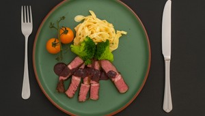 Sous-vide steak, domáce tagliatelle a gorgonzolová omáčka s brokolicou