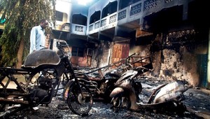 Ozbrojenci vtrhli do hotela, postrieľali 48 ľudí