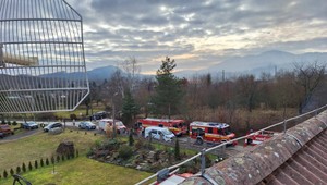 Rodinný dom zachvátili plamene. Hasiči v ňom našli osobu bez známok života