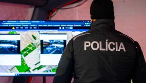 Tvrdí, že policajt nemohol prehrať záznam z krádeže bicykla pre zastaraný systém. Prezídium reaguje