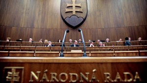 Predvolebný boj začína, politici diskutujú, kto bude žolíkom pri zostavovaní koalície. Analytik to nevidí ružovo