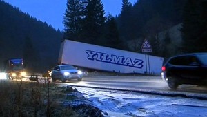 Kuriózna nehoda na Donovaloch. Kamión s grepmi skončil v potoku