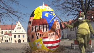 Veľkonočná megakraslica sa v Bardejove dlho neohriala. Z bezpečnostných dôvodov ju odviezli preč