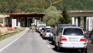 Za kolóny na diaľnici môžu vodiči. Nezodpovední vodiči...