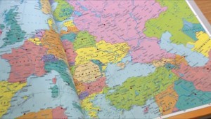 Na niektorých mapách v atlasoch sú Krym a Donbas uvádzané ako sporné územia