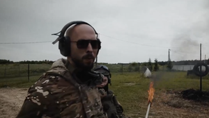 Andrew Tate navštívil ruský výcvikový areál. Na videu skúša vojenskú techniku