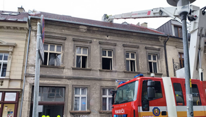 Plamene pohltili bytový dom. Škody vystúpili na státisíce eur