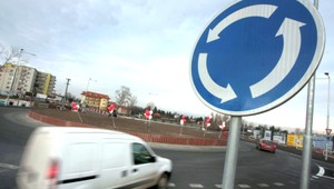 Stratení na kruhovom objazde. Takto sa má správne jazdiť na viacprúdovom kruháči