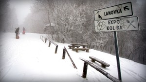 Západné Slovensko stále pod snehom. A snežiť neprestáva...