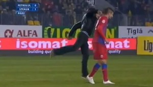 V Rumunsku udrel divák futbalistu päsťou do hlavy!