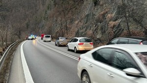 Cesta zo Žiliny je odrezaná. Chaos spôsobili popadané kamene pod Strečnom