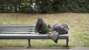 Muž bez domova sa ukájal priamo na ulici, podľa svedkov bol aj nafetovaný