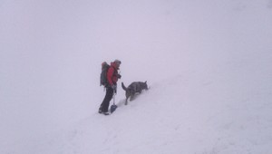 Lavína zmietla auto s piatimi pasažiermi. Vozidlo strhla z cesty