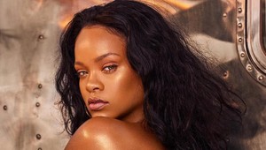 Ako zamaskovať bruško a širšie boky? Vyskúšajte strih šiat ako Rihanna