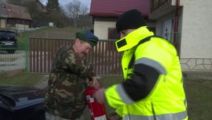 Mali druhé Vianoce. Seniorov obdarovali hasiči týmito darčekmi