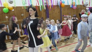 Školáci oživili retro módu na plese, najviac ich šokovala spartakiáda