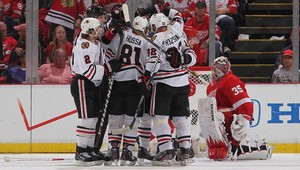 NHL: Hossa s Handzušom gólmi predĺžili Chicagu sezónu