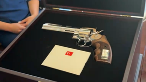 Nečakané prekvapenie od tureckého prezidenta: Erdogan daroval lídrom NATO vzácne revolvery
