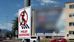 Hrozbou na cestách nie sú len šoféri s mobilmi, ale aj chodci