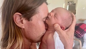 Dojemná fotka otca s dcérkou obletela internet: Neuveríte, aký príbeh sa za ňou skrýva