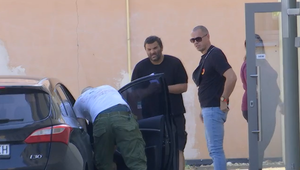 Muž nožom napadol SBSkára obchodného reťazca. Stíhaný bude väzobne