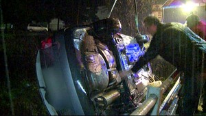 Auto vyletelo z rovnej cesty. Hasiči použili hydraulické rameno