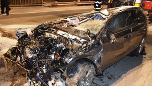 Utekal pred políciou. Zdemolované auto našli v priekope, jeho telo ležalo pri plote