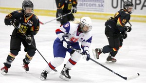 Mladé hokejistky si dali do nosa i do brady. Na ľade sa pobili