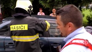 AUTENTICKÉ VIDEO zo záchrany dvojročného chlapčeka. Zamkol sa v aute, von sa už dostať nevedel