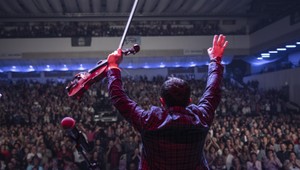 Bratislava praskala vo švíkoch. Fanúšikovia nechceli pustiť Kandráčovcov z pódia