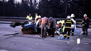 Kamión zmietol osobné auto, jeden z pasažierov zomrel