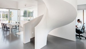 Fínska vila disponuje snehobielym betónovým schodiskom