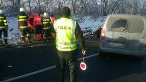 Čelná zrážka dvoch vozidiel. Ne mieste zasahoval vrtuľník