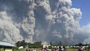 Vulkán na Sumatre sa prebudil.  Oblak z popola siahal až do výšky päť kilometrov
