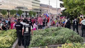 Polícia proti demonštrantom zasiahla. Uvoľnila cestu a protestujúci plánujú pokračovať aj v piatok