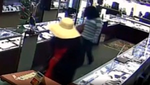 Mejkap, kabelky, parochne - klenotníctva vykrádajú lupiči prezlečení za ženy