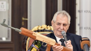 Miloš Zeman dostal samopaľ na novinárov. Vytiahol ho priamo na tlačovke