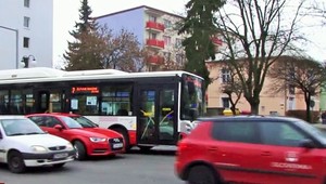 Vodič auta sa zrazil s autobusom. Príčinou bola nepozornosť
