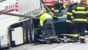 Tragická nehoda na D2: Auto vletelo pod kamión, o život prišli matka s 15-ročným synom