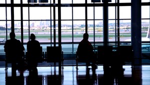 Plastové prepravky pri kontrole batožiny sú nehygienickejšie než záchodové misy