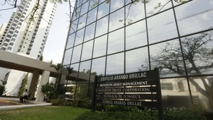 V panamských dokumentoch nájdete aj 283 Čechov