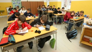 Osadníci striehnu na žiakov. Okrádajú ich o centy, papuče i zošity