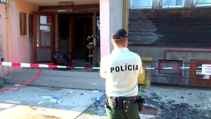 Brutálne ho zbil, polial benzínom, zapálil a ušiel. Jeho najbližším sa nepáči priebeh procesu